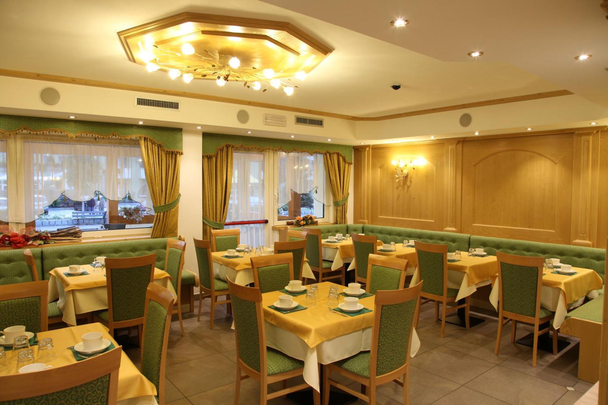 Hotel Gran Vacanze Rooms & Apartments Dimaro Exterior photo